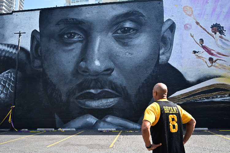Jri determina US$ 31 mi de indenizao em julgamento sobre fotos de acidente de Kobe Bryant