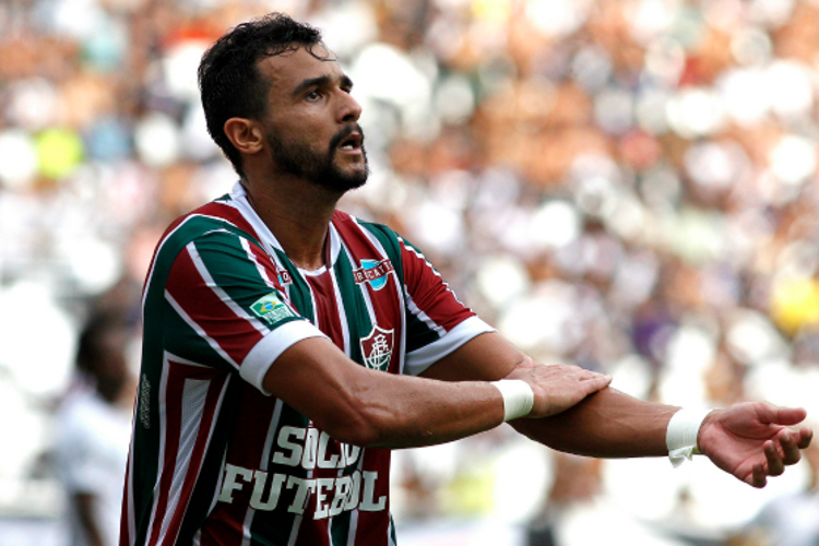 Henrique Dourado suspenso por 12 meses na China aps 'trombada' em rbitro; veja o lance