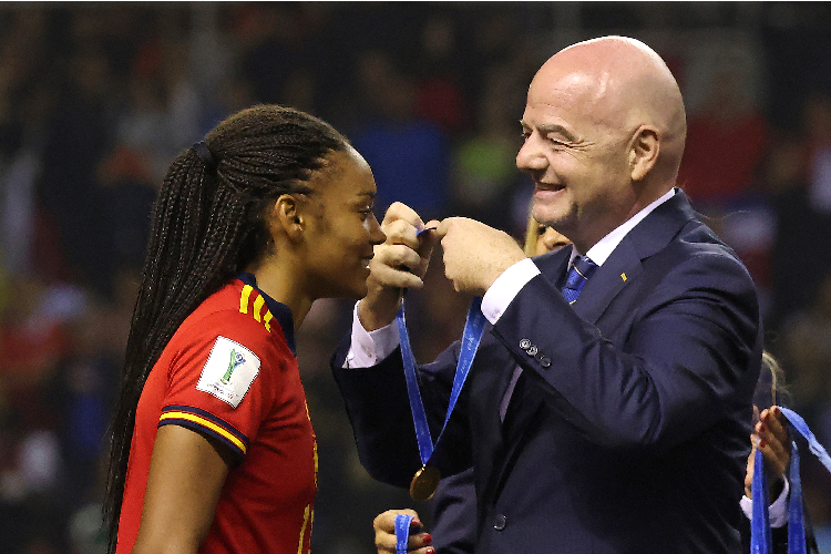 Infantino defende igualdade por meio da profissionalizao do futebol feminino