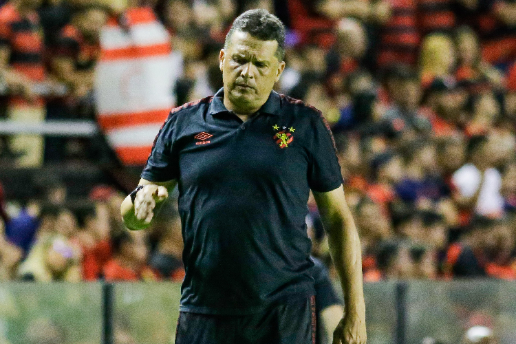 Sem medo de atacar, Claudinei desabafa e no descarta manter 4-2-4 no Sport contra o Brusque