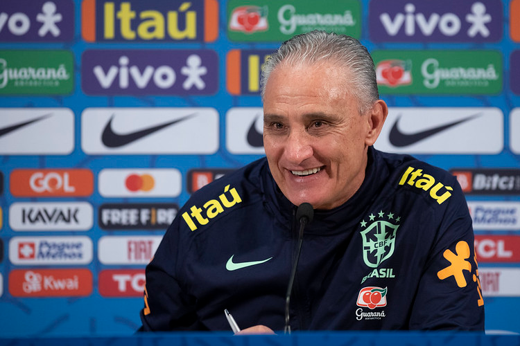Um ano depois, Tite se emociona ao relembrar carinho da torcida pernambucana com a Seleo