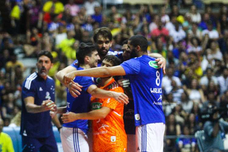 Superliga comea esta noite com nova regra contra discriminao