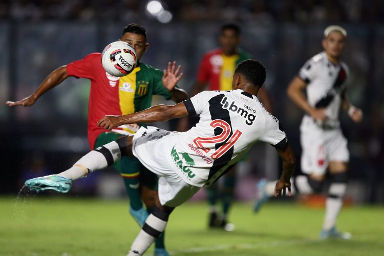 Série B: Vasco sai na frente nos Aflitos, mas cede empate ao Náutico