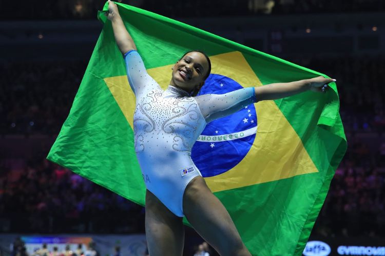 Brasil conquista prata inédita na final por equipes no Mundial de