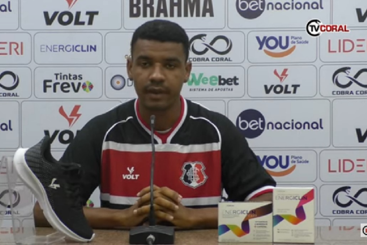 De ajudante de pedreiro a jogador profissional; conhea a histria do novo centroavante do Santa Cruz