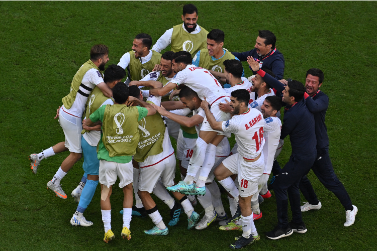 Ir quebra a retranca de Gales e segue vivo no Grupo B da Copa do Mundo