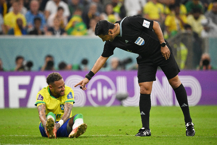 Neymar, com leso no tornozelo, realiza exames e segue tratamento
