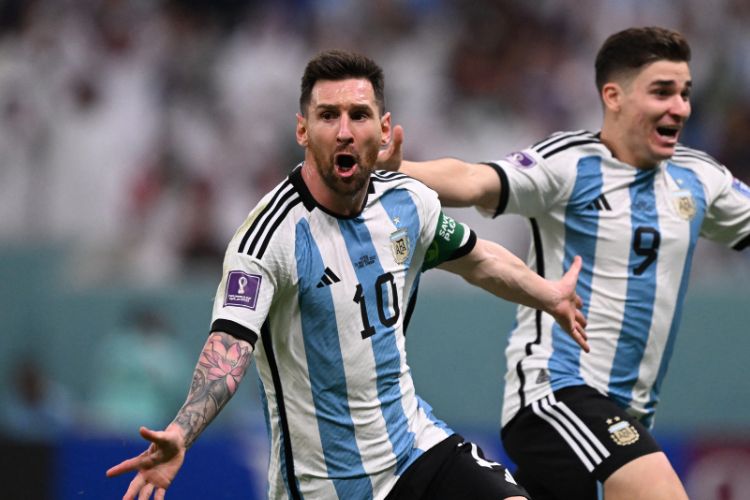 Com gol de Messi e golaço de promessa, Argentina vence México e