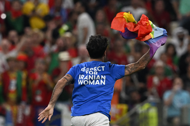 Torcedor invade campo com bandeira LGBTQIA+ durante jogo da Copa do Catar