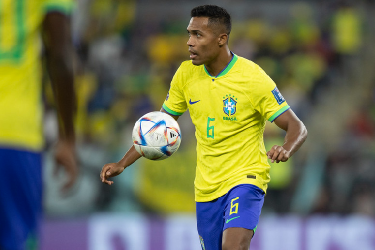 Com dores no quadril, lateral Alex Sandro ser poupado contra Camares