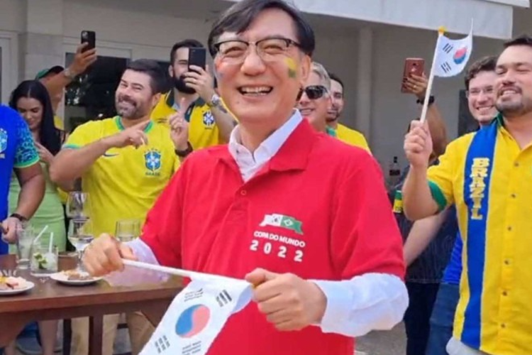 Vdeo: Embaixador da Coreia do Sul canta 'evidncias' aps jogo do Brasil