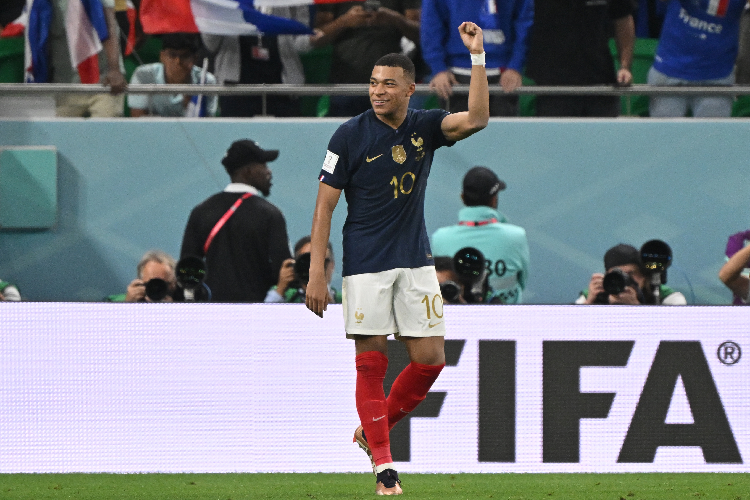 Após as oitavas de final, Mbappé é o artilheiro isolado da Copa do