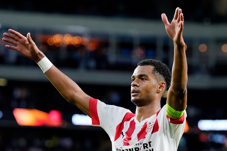 Jogador do PSV faz gol com chute de 170km/h! Assista (se conseguir