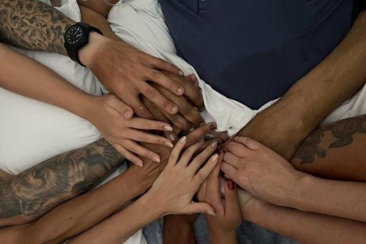 Nas redes sociais, filha lamenta morte de Pel: 'Te amamos infinitamente'