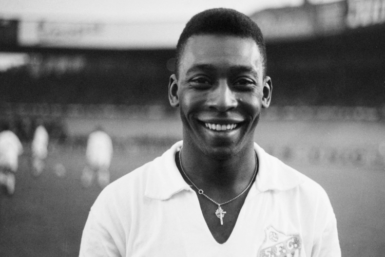 Rei do Futebol: relembre os 'quase gols' eternizados de Pelé na