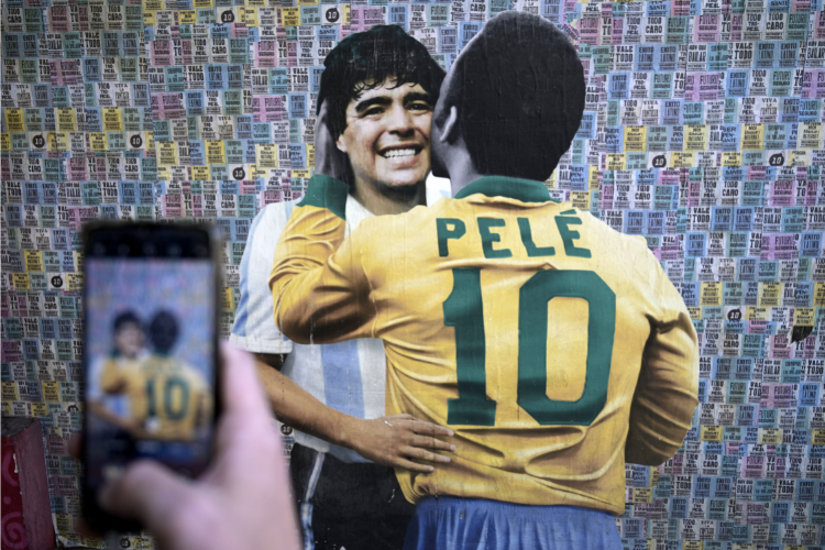 Futebol perdeu seus dois grandes craques em pouco mais de dois anos; veja nmeros de Pel e Maradona