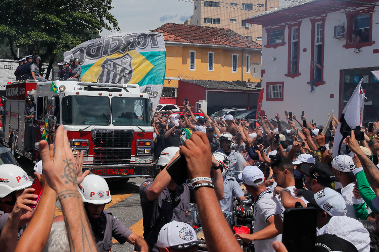 Em 24h, mais de 230 mil passaram pela Vila Belmiro para despedida de Pel