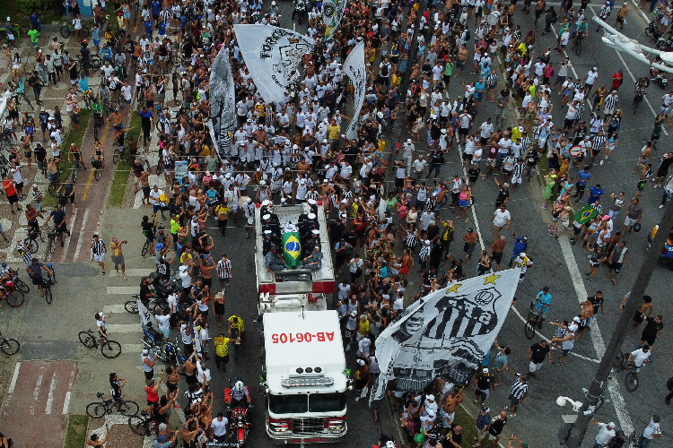 Milhares de fs acompanham cortejo de Pel em Santos