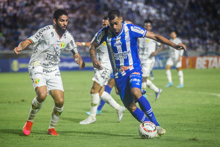 Diretor de futebol do Nutico fala sobre situao do atacante lton e quer mais seis reforos 