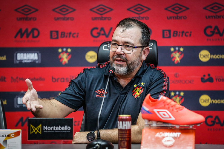 Enderson Moreira valoriza vitria do Sport, mas critica gols perdidos :'Embaixo da barra'