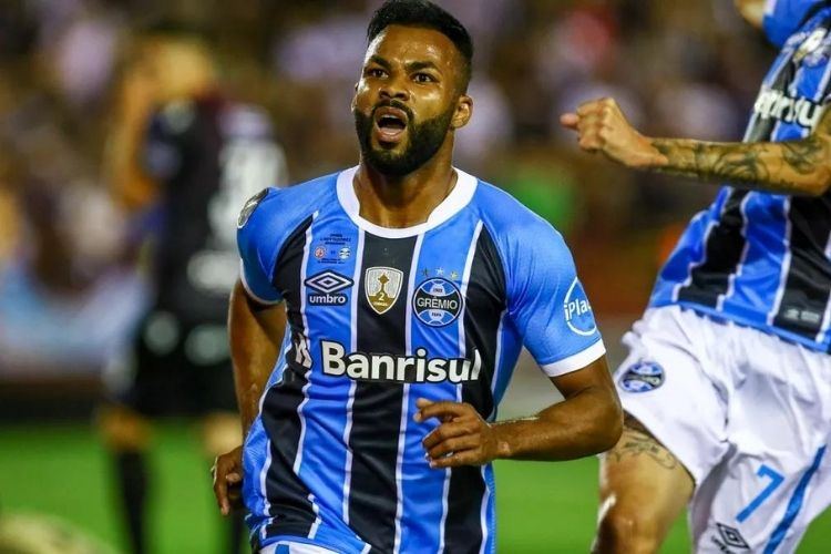Desejo antigo do Sport, Retr surpreende e acerta contratao do atacante Fernandinho