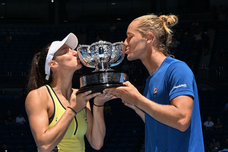 Belinda Bencic é campeã da WTA 500 de Abu Dhabi; Luisa Stefani