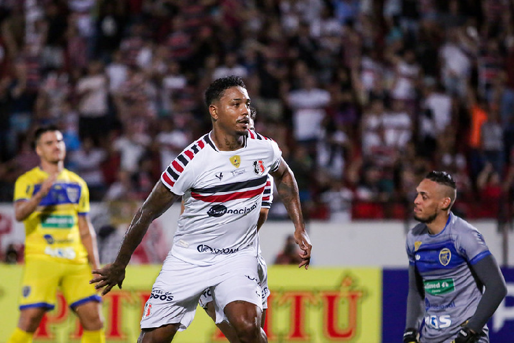Machucado, Michael Douglas no viaja com o elenco do Santa Cruz para enfrentar o Petrolina