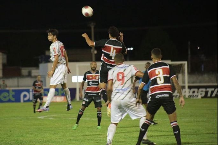 Santa Cruz tropea e fica apenas no empate sem gols com o Petrolina pelo Pernambucano