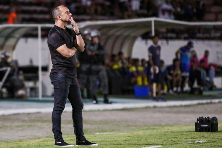 'Eu no posso me sentir tranquilo com esses resultados', lamenta tcnico Ranielle Ribeiro 