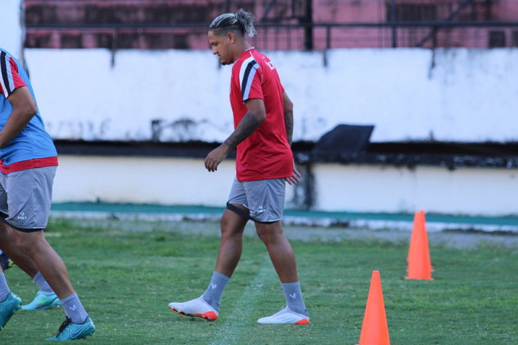 Regularizado, Felipe Gedoz pode estrear pelo Santa Cruz diante do Salgueiro no estadual