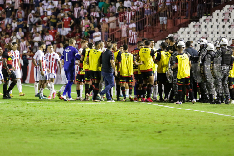 Torcedores do Sport infiltrados causam brigas em clssico de torcida nica contra o Natico