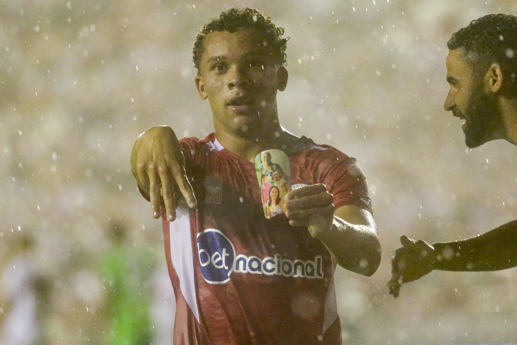 Kayon treina entre os titulares e pode ser novidade do Nutico no Nordesto; veja provvel escalao 