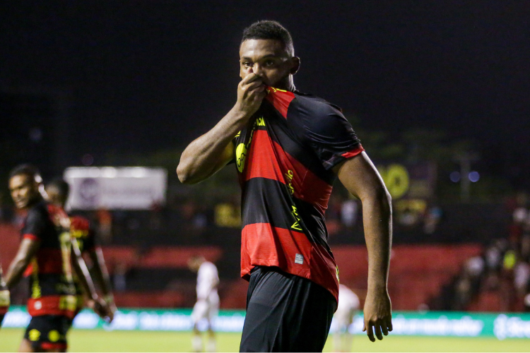 Zagueiro artilheiro: Sabino comenta sobre fase goleadora no Sport neste incio de temporada