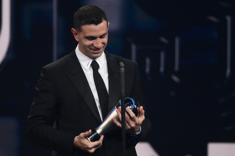 Emiliano Martinez ganha prêmio The Best de melhor goleiro do mundo