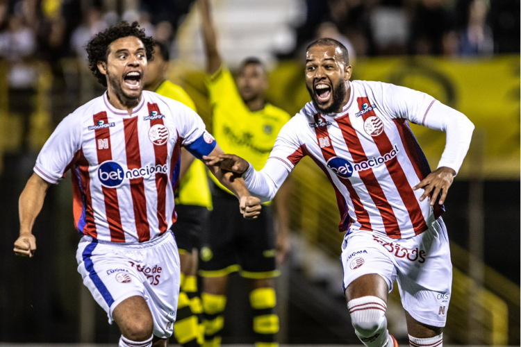 Autor de golaço, Jean Carlos celebra classificação do Fla na