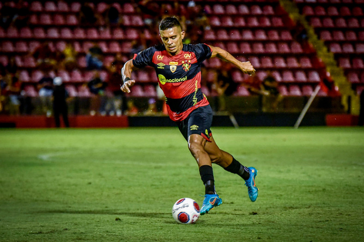 Igor Caris desponta como um dos grandes destaques do Sport neste incio de temporada