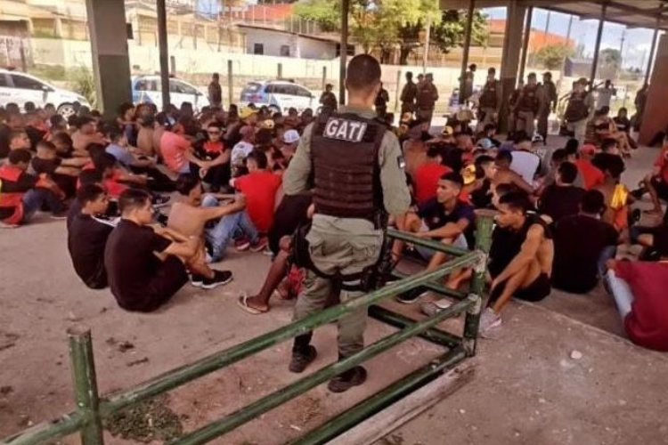 Torcedores do Sport e do Santa Cruz entram em confronto horas antes do clssico na Ilha