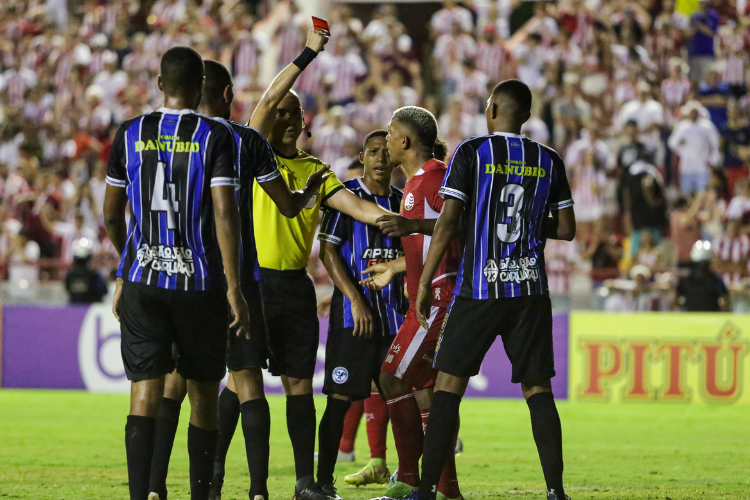Jlio, do Nutico,  punido com seis jogos de suspenso por expulso no Pernambucano