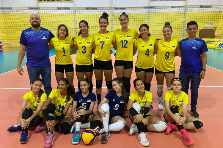 L’équipe féminine de volley-ball des moins de 18 ans de Pernambucana en action pour l’équipe nationale du Brésil à RJ cherche à entrer dans l’élite
