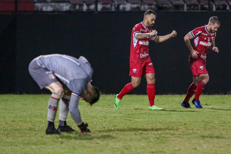 Em noite trgica no Arruda, Santa Cruz sofre goleada do Fortaleza e  eliminado do Nordesto