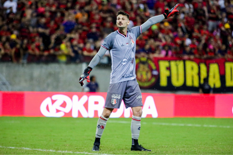 Destaque da temporada, goleiro Michael renova contrato com o Santa Cruz at 2024