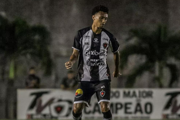 Com o aval de ex-treinador, Santa Cruz anuncia contratao do lateral Edvan, ex-Taubat