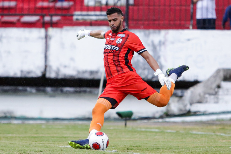 Aps falhas contra o Santa Cruz, Alex Vila Nova no faz mais parte dos planos do Central