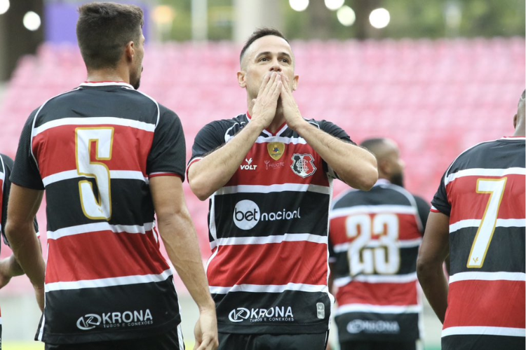 Com trs gols de Pipico, Santa Cruz vence o Belo Jardim e avana no Pernambucano