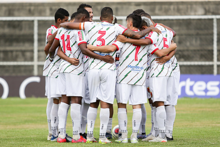 Presidente do Petrolina lamenta horrio do jogo e destaca salrios em dias: 'Nosso diferencial'