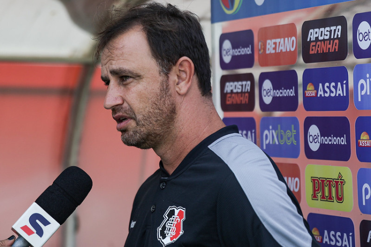 Felipe Conceio lamenta pouco tempo de treino no Santa Cruz: 'futebol no tem mgica'