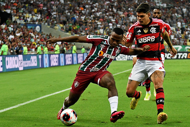 Governador entrega a taça de campeão na decisão do Campeonato Paulista