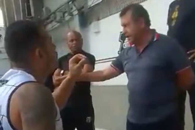 Uniformizada do Santa Cruz protesta no Arruda e pede sada de Z Teodoro e Atade Macedo