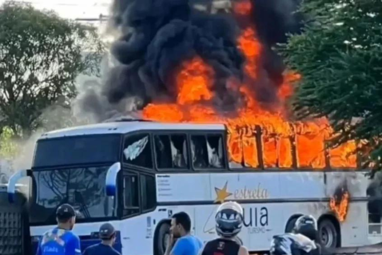 Organizada do Cruzeiro tem nibus incendiado antes do duelo contra o Nutico na Copa do BR