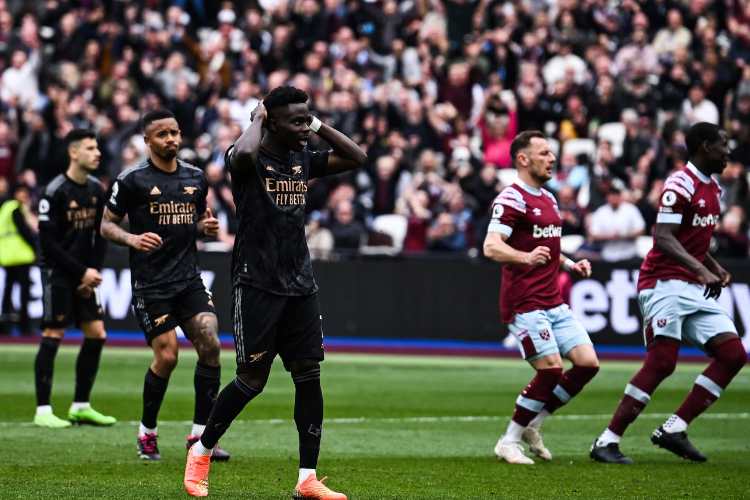 Arsenal sai atrás, mas busca empate com Chelsea no clássico londrino pelo  Inglês